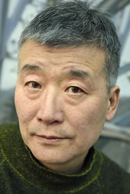 France, l'artiste peintre Xiao Fan Ru dans son atelier des Lilas près de Paris