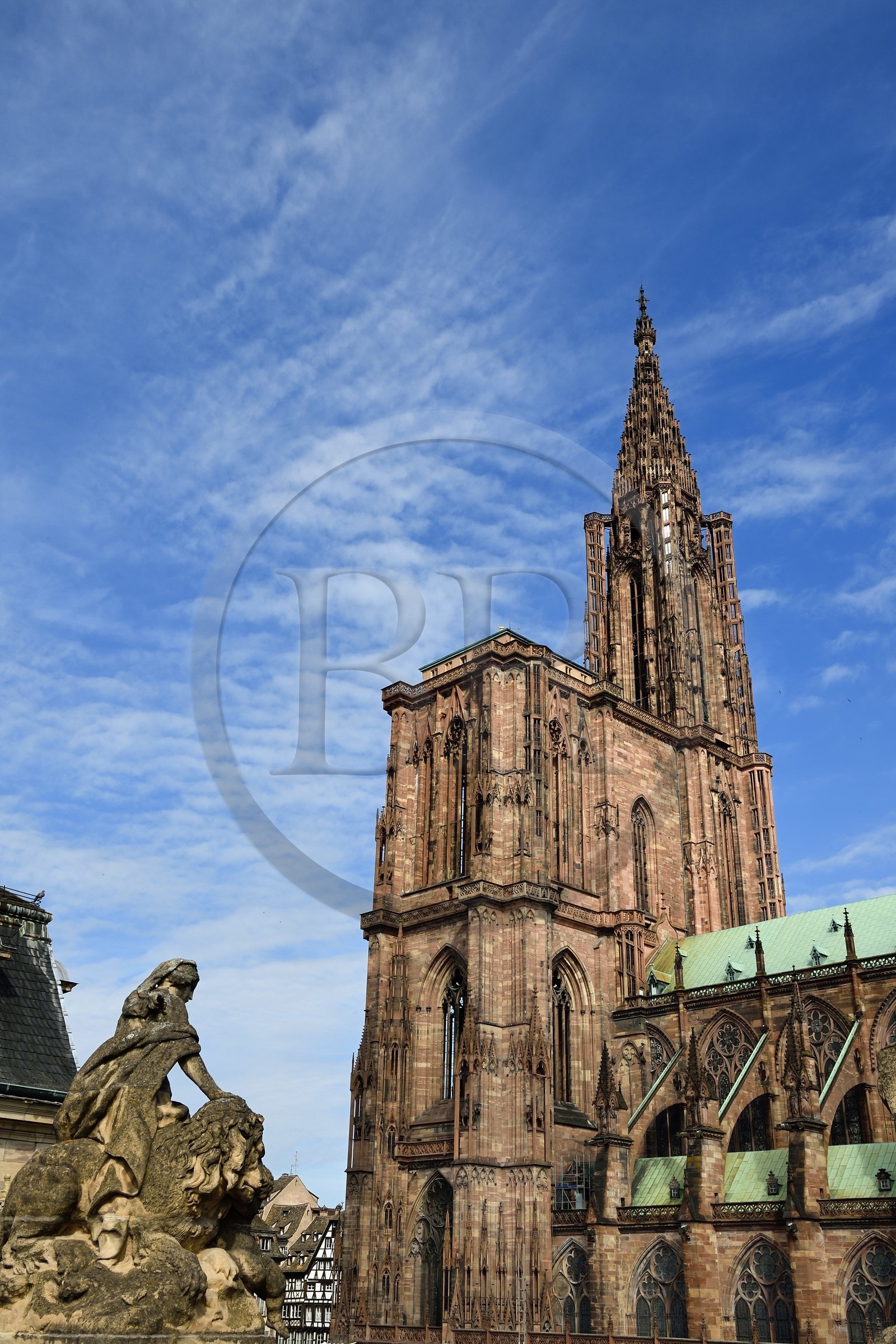 France, Bas-Rhin (67), Strasbourg, vieille ville classée au Patrimoine Mondial de l'UNESCO, la cathédrale Notre-Dame depuis le Palais Rohan