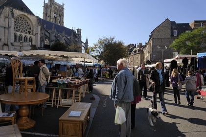 France, Seine-Maritime (76), Dieppe, marché sur la place Nationale et l'église Saint-Jacques en arrière plan