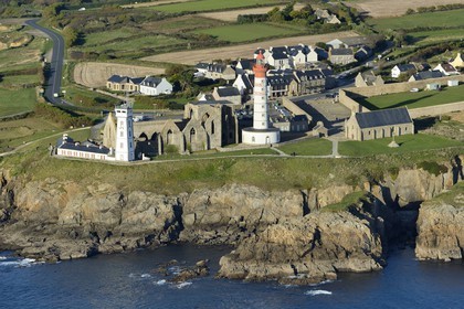 France, Finistère (29), Mer d'Iroise, parc naturel régional d'Armorique, Pointe de Saint-Mathieu, phare, abbaye Saint-Mathieu de Fine-Terre et le sémaphore (vue aérienne)