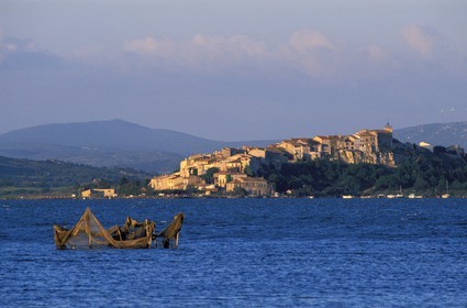 France, Aude (11), étang de Bages et village de Bages