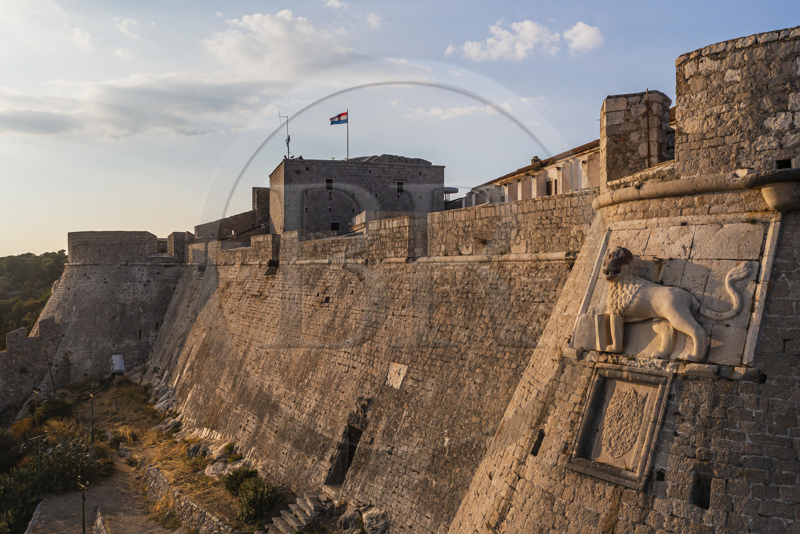 Croatie, Dalmatie, cote dalmate, Ile de Hvar, la ville de Hvar, la Forteresse espagnole, le Lion Ailé marquant la domination de la République de Venise sur la ville (vue aérienne)