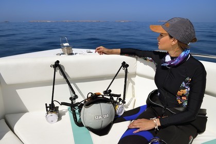 Sultanat d'Oman, gouvernorat de Mascate, réserve naturelle des Iles Daymaniyat, la photographe-plongeuse Maisa Al Hooti