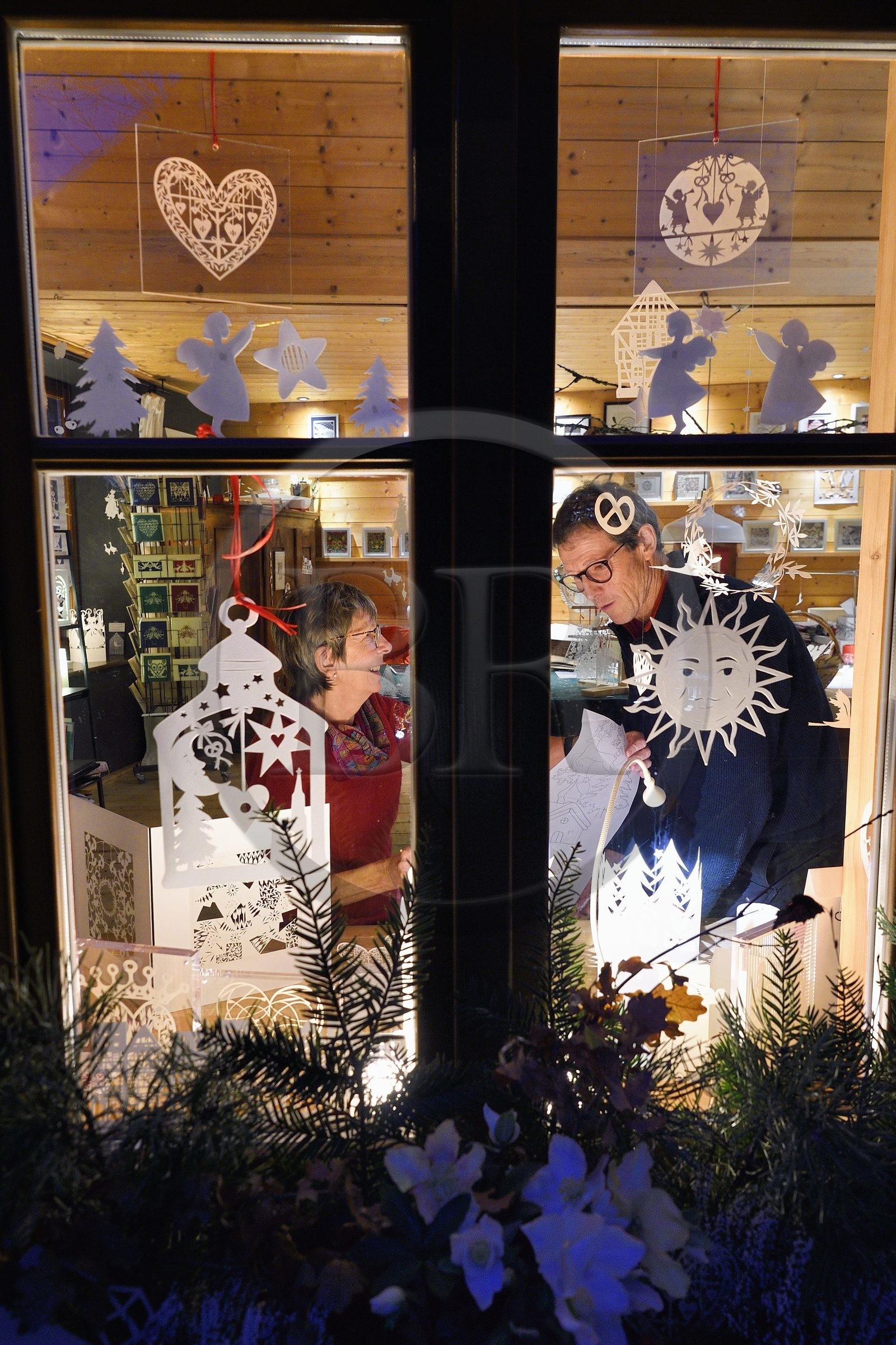 France, Bas-Rhin (67), Bischwiller, Michèle Wagner a relancé le canivet ou l'art du papier découpé pour styliser notamment les décorations de Noel