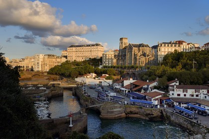 France, Pyrénées-Atlantiques (64), Pays-Basque, Biarritz, le Port des Pecheurs, l'église Sainte-Eugénie et les façades de la Grande Plage