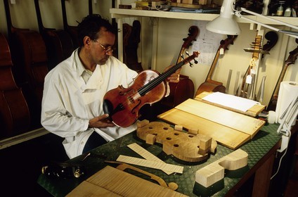 France, Paris (75), atelier de fabrication de la luthier Watelot-Rampal
