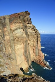 Portugal, Ile de Madère, falaises de la réserve naturelle de la Ponta de Sao Lourenço (pointe Saint Laurent) à l'extrême Est de l'ile, filon basaltique