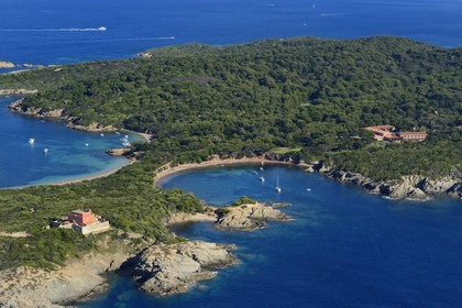 France, Var (83), Iles d'Hyères, parc national de Port Cros, Ile de Porquerolles, le Fort du Grand Langoustier à gauche et le Mas du Langoustier à droite (vue aérienne)