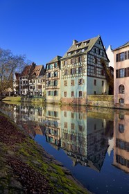 France, Bas-Rhin (67), Strasbourg, vieille ville classée au Patrimoine Mondial de l'UNESCO, quartier de la Petite France, quai de la Petite France le long d'un des bras de la rivière l'Ill