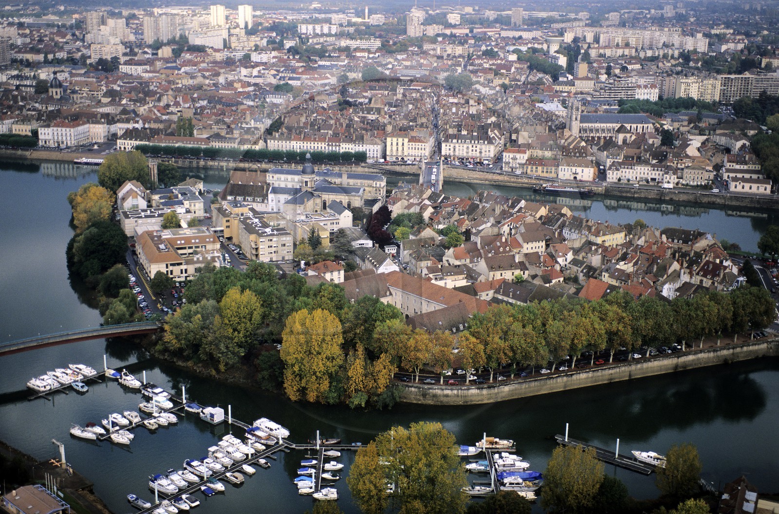 France, Saône-et-Loire (71), Châlon-sur-Saône, l'île (avec hôpital) sur la Saône face à la vieille ville (vue aérienne)