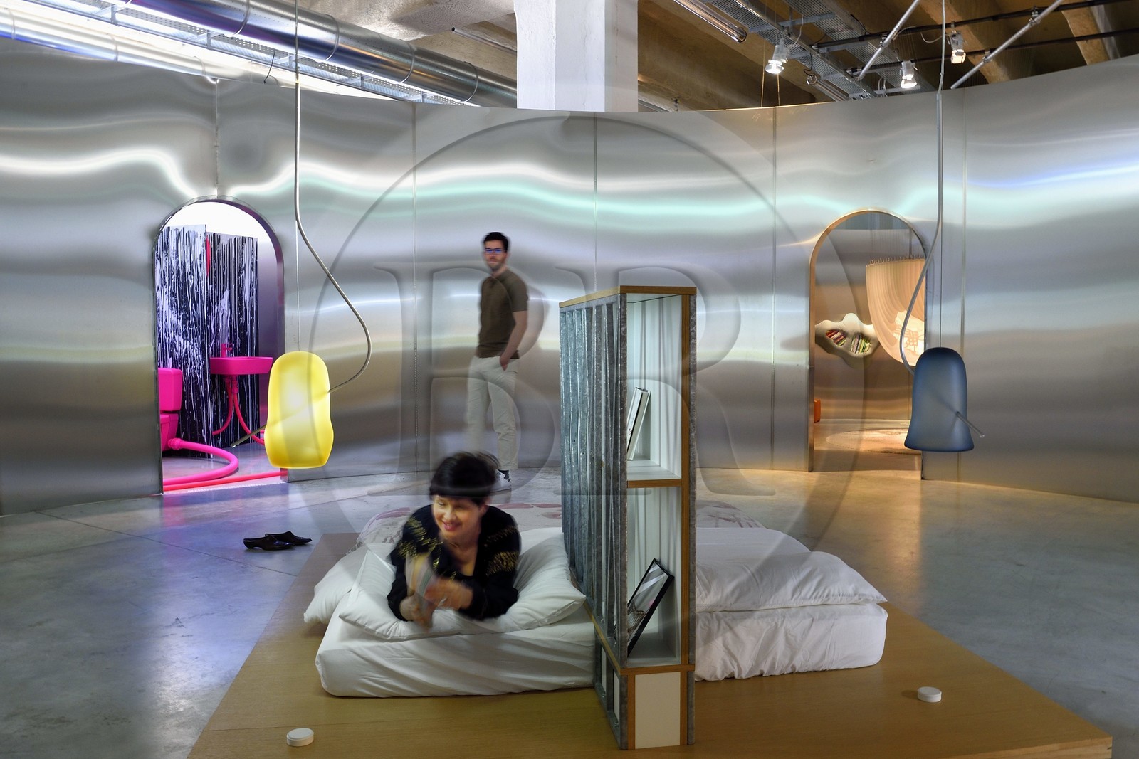 France, Charente (16), Cognac, Fondation d’Entreprise Martell, institution culturelle pluridisciplinaire (art, design et craft, architecture, musique, danse…), exposition Places to be qui réunit 14 designers internationaux, pièce dans une cuve inox, la chambre par Ornaghi et Prestinari