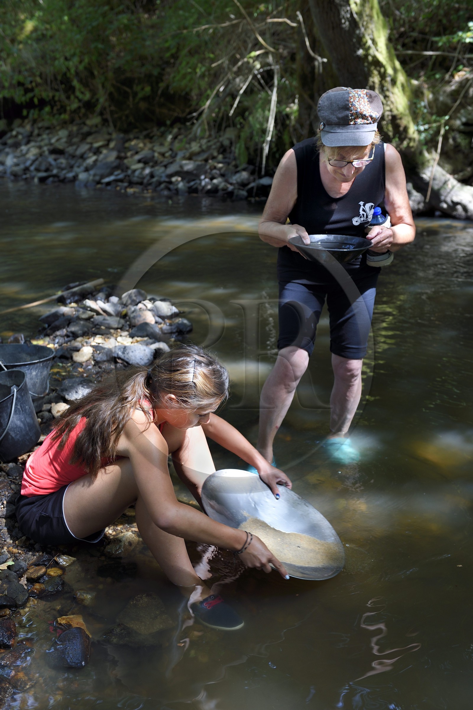 France, Dordogne, district of Jumilhac-le-Grand, gold panning in the Isle river toward Tindeix