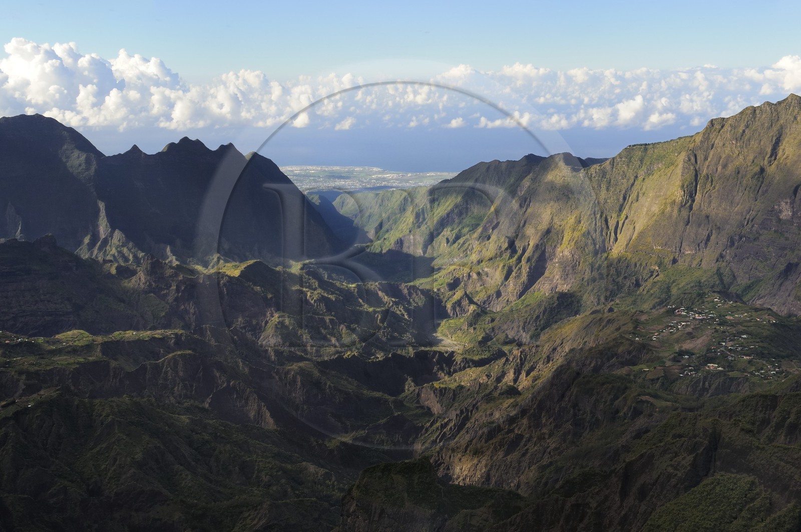France, Ile de la Reunion, le cirque de Cilaos, classé Patrimoine Mondial de l'UNESCO, et la côte ouest vers Saint-Louis en arrière plan (vue aérienne)