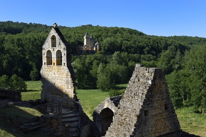 France, Dordogne, Perigord Noir, Les Eyzies de Tayac Sireuil, La Beune river Valley, Commarque Castle, the Saint-Jean chapel gable and the Laussel castle