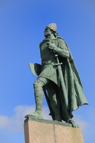 Islande, Reykjavik, statue de Leifur Eriksson devant Hallgrimskirkja