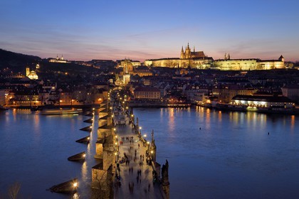 République Tchèque, Prague, centre historique classé Patrimoine Mondial de l' UNESCO, le pont Charles (Karluv Most ou Karlov Most) sur la rivière Vltava et la cathédrale Saint-Guy surplombant le chateau Royal en arrière plan