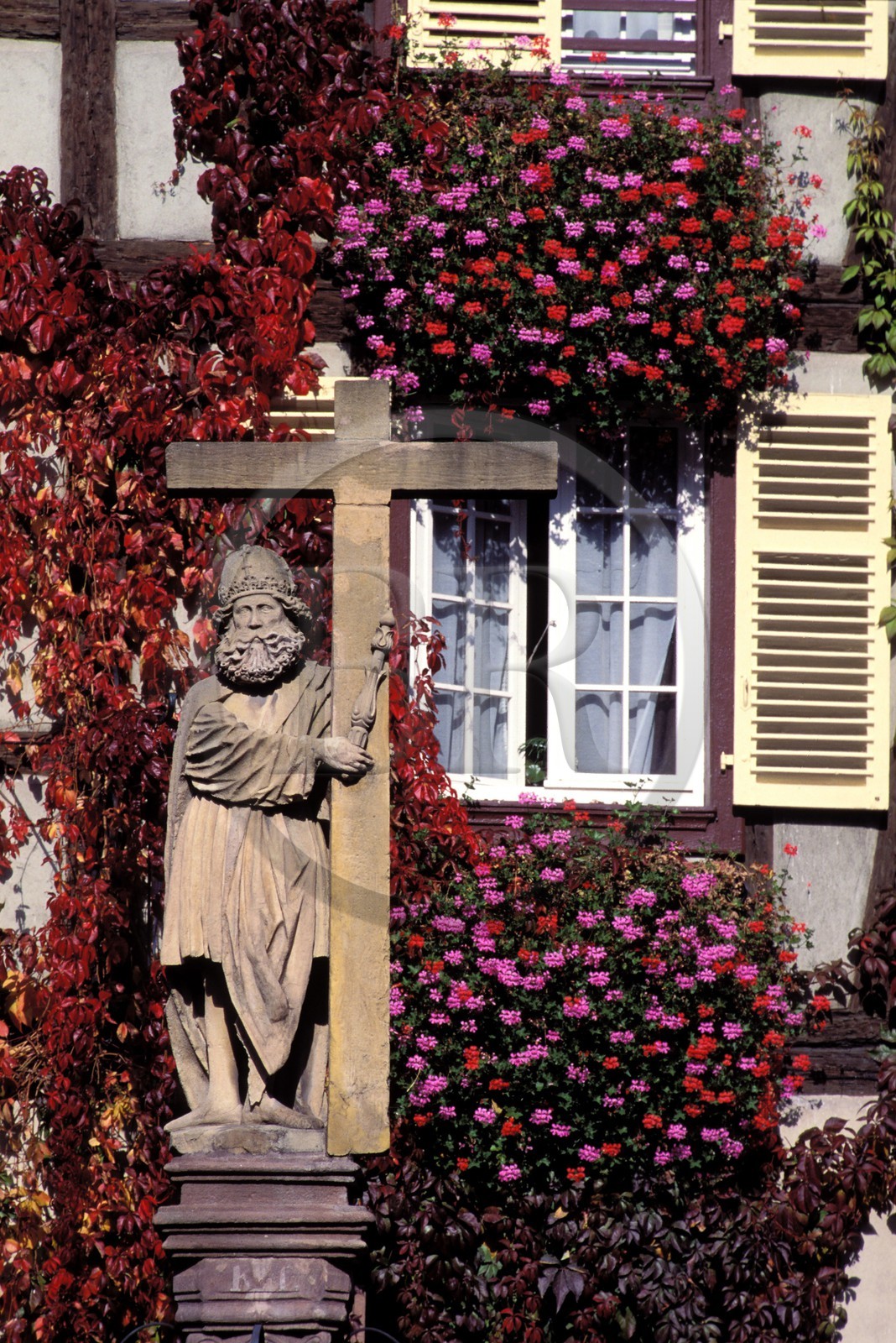 France, Haut-Rhin (68), Kaysersberg, façade fleurie et calvaire