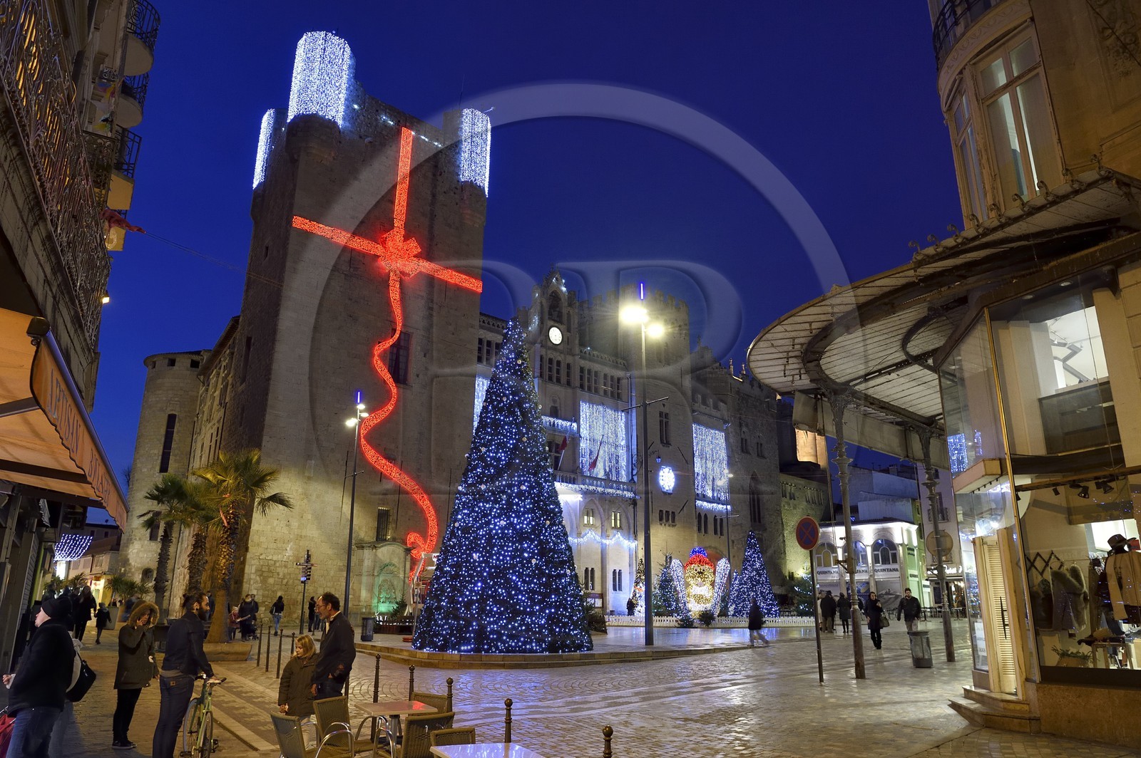France, Aude (11), Narbonne, cathédrale Saint-Just-et-Saint-Pasteur avec les décorations de Noël