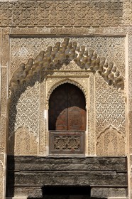 Maroc, Moyen Atlas, Fès, ville impériale, médina classée Patrimoine Mondial de l'UNESCO, Fès el Bali, la médersa Bouananiya ou Bou-Inania, façade de plâtre finement ciselé