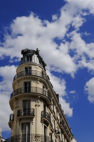 France, Paris (75), immeuble haussmannien à l'angle de la rue de Hanovre et de la rue du Quatre-septembre