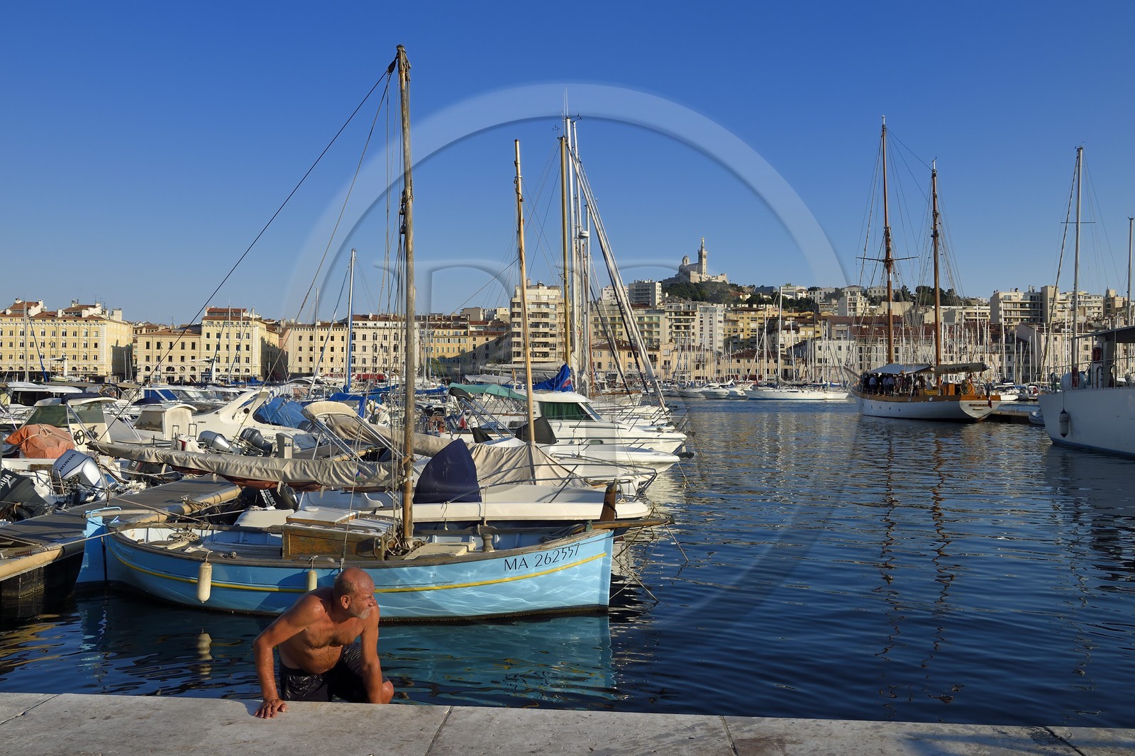 France, Bouches-du-Rhône (13), Marseille, Le Vieux Port, nageur sortant de l'eau