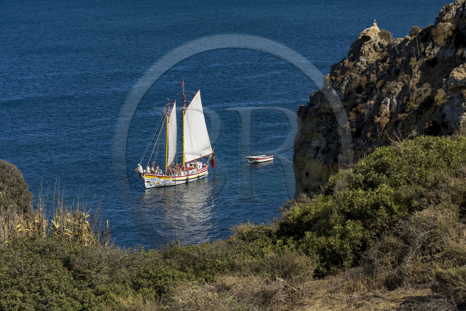 Portugal, Algarve, Lagos, découverte en voilier des formations rocheuses et des falaises de la Ponta da Piedade en face de Praia da Boneca