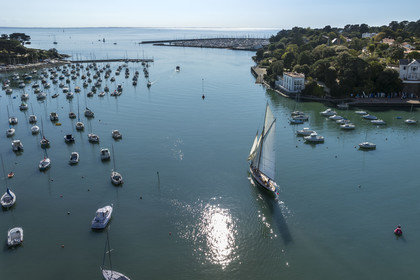 France, Loire-Atlantique (44), Pornic, le voilier Pen Duick quittant le port sous voile (vue aérienne)