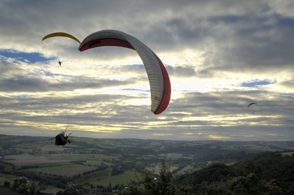 France, Calvados (14), la Suisse normande, Clécy, parapente depuis la route des crêtes qui domine la vallée de l'Orne