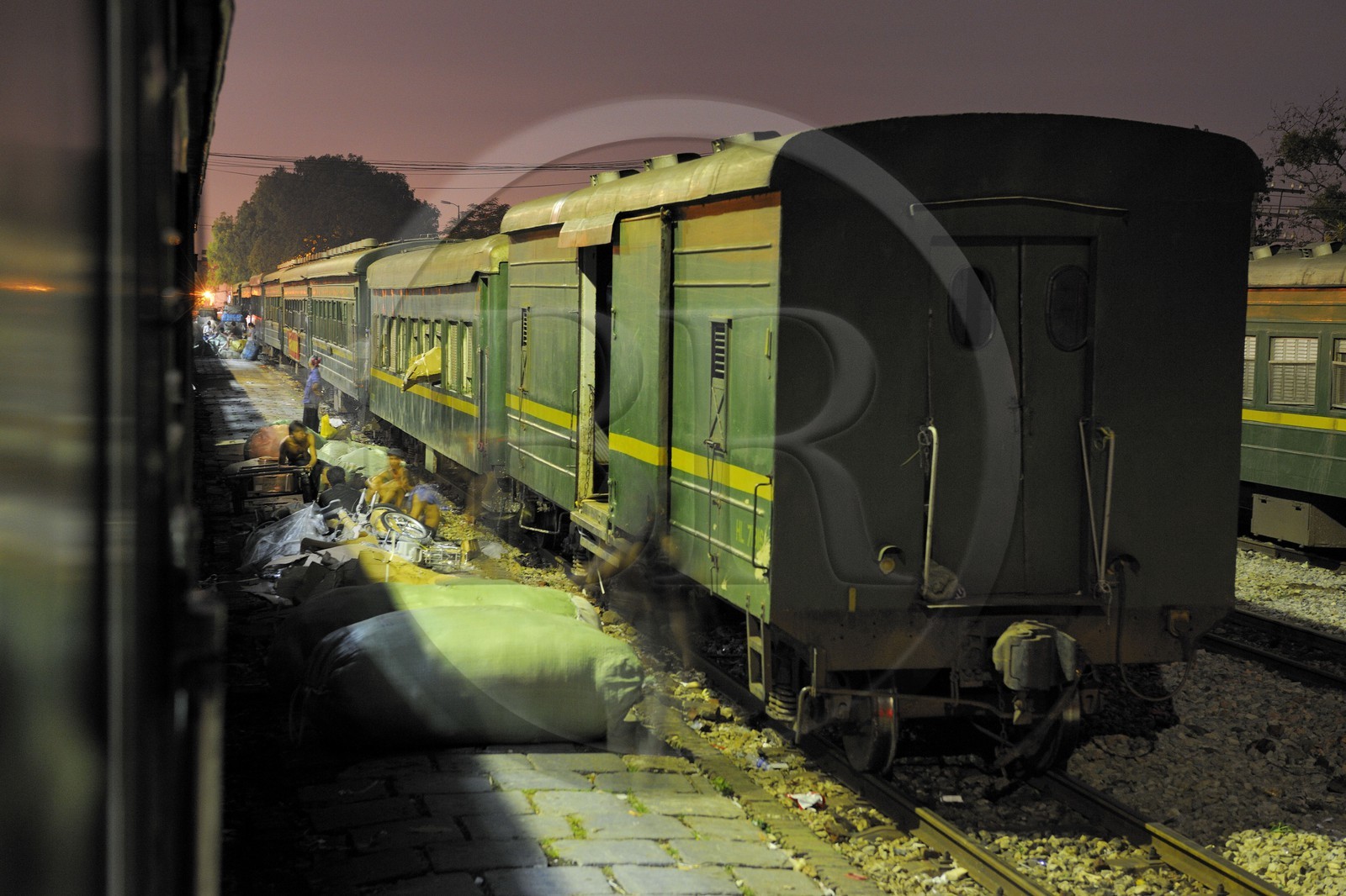 Vietnam, train de Lao Cai à Hanoï, transfert de marchandise