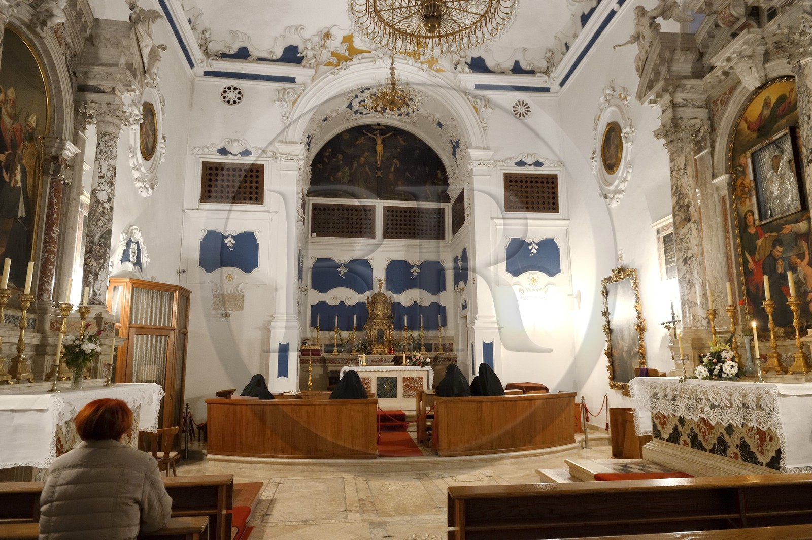 Croatie, Dalmatie, côte dalmate, Trogir, centre historique classé Patrimoine Mondial de l'UNESCO, messe dans l'église du Couvent bénédictin St Nicolas