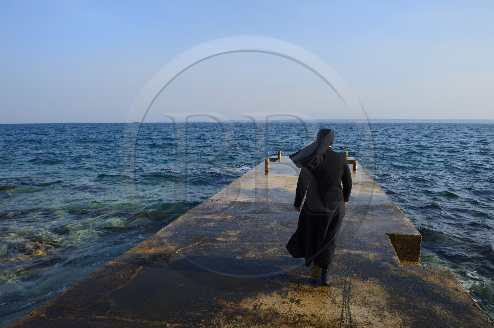 Croatie, Dalmatie, côte dalmate, Ile d’Ugljan, couvent franciscain Saint-Jérôme de la congrégation des Filles de la Miséricorde, sœur Theresija aime contempler la mer dans ses moments libres