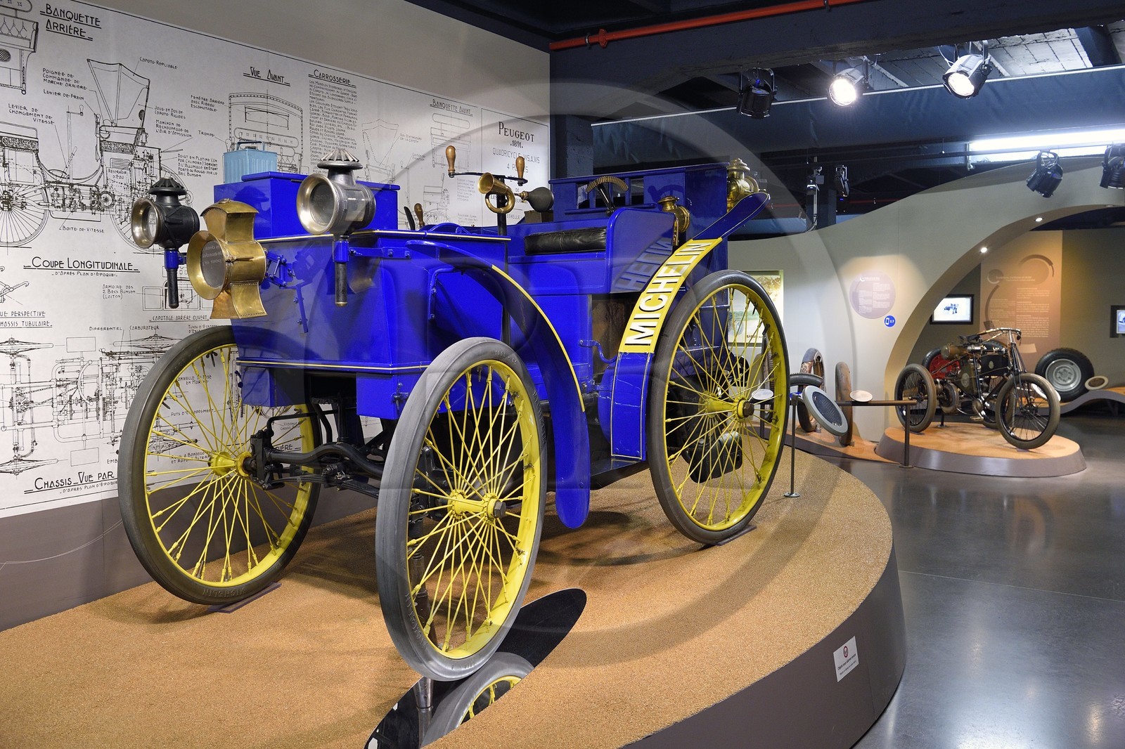 France, Puy-de-Dôme (63), Clermont-Ferrand, L'Aventure Michelin, musée retraçant toutes les activités du groupe Michelin, la voiture L'Eclair construite en 1895 pour la course Paris-Bordeaux-Paris et montée sur les tout nouveaux pneumatiques Michelin