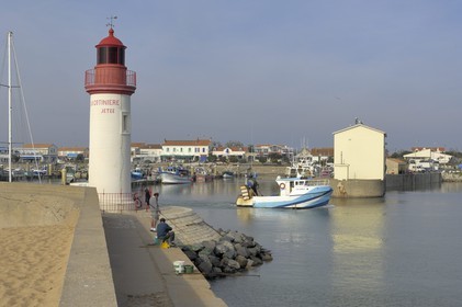 France, Charente-Maritime (17), Ile d'Oléron, phare du port de la Cotinière, pêcheurs