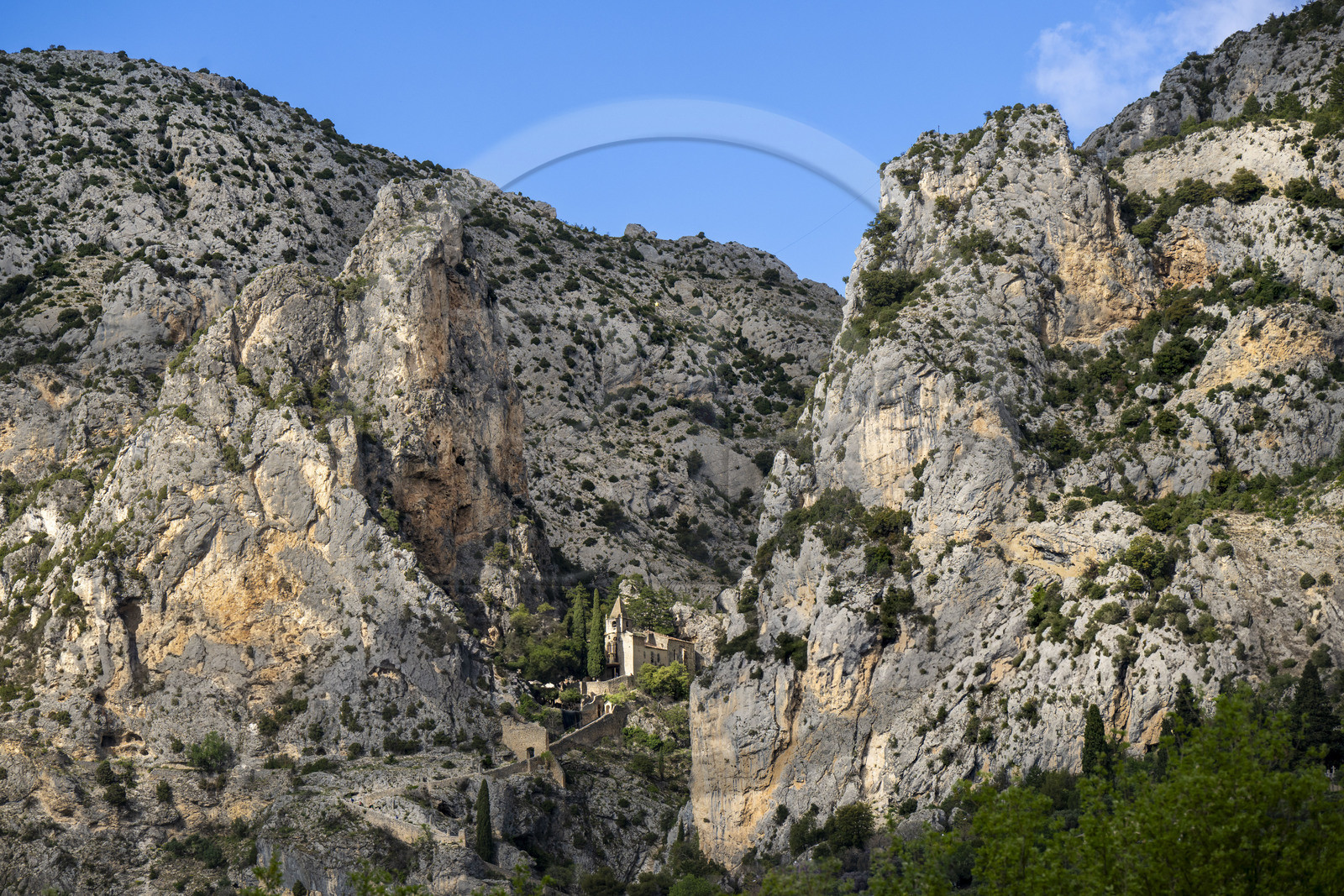 France, Alpes-de-Haute-Provence (04), Parc Naturel Régional du Verdon, Moustiers-Sainte-Marie, labellisé Les Plus Beaux Villages de France, la chapelle Notre-Dame de Beauvoir