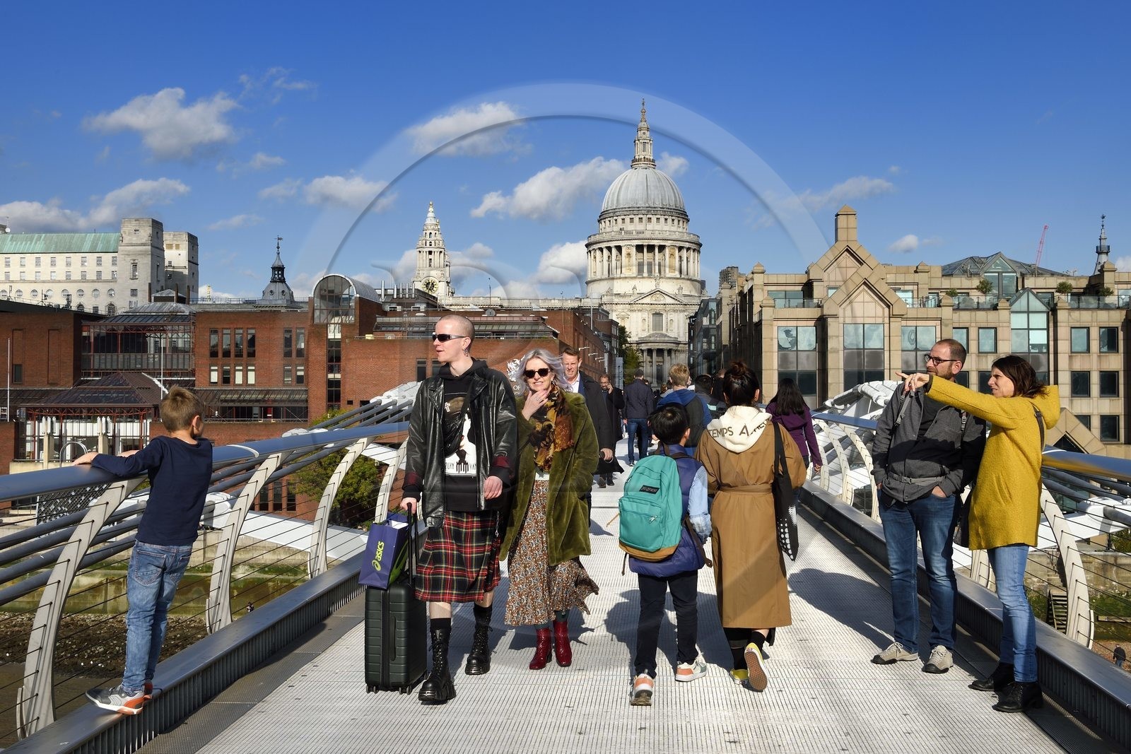 Royaume-Uni, Londres, sur le pont du Millénaire (Millennium Bridge) de l'architecte Norman Foster sur la Tamise et la cathédrale Saint-Paul en arrière plan