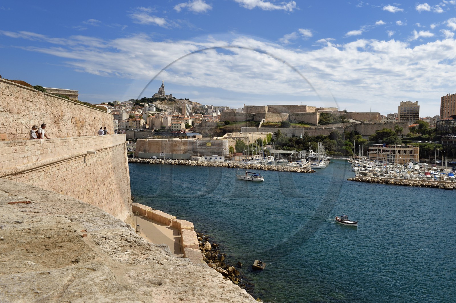 France, Bouches-du-Rhône (13), Marseille, le Fort Saint Jean à l'entrée du Vieux Port, le Fort Saint Nicolas et la basilique Notre Dame de La Garde en arrière plan