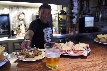 Espagne, Pays basque espagnol, Biscaye, Bilbao, pintxos de champignons au Bar Motrikes