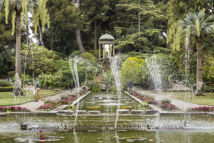France, Alpes-Maritimes (06), Saint Jean Cap Ferrat, Villa et Jardins Ephrussi de Rothschild, le grand bassin avec jeux d'eau dominé par le temple de l'Amour