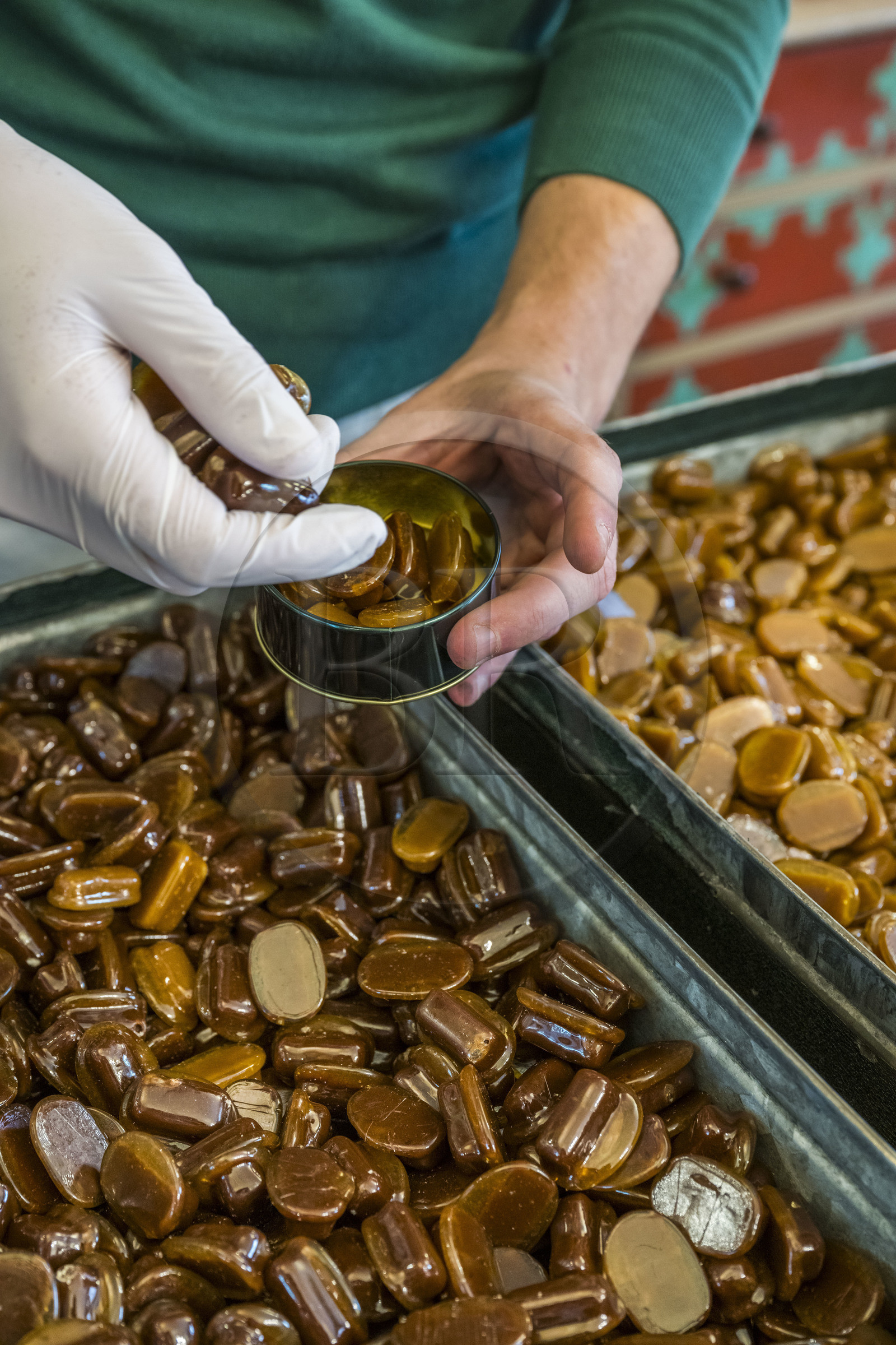France, Nièvre (58), Nevers, le confiseur chocolatier Maison Au Négus, le Négus de Nevers qui est un caramel mou, parfumé au chocolat ou au café, dans un caramel dur