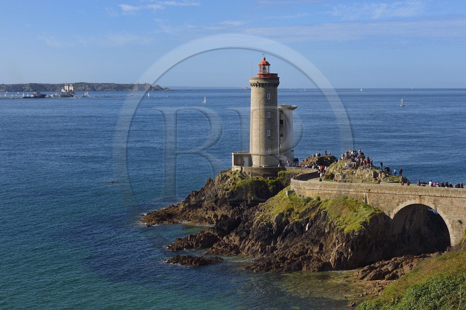France, Finistère (29), rade de Brest, phare du Petit Minou, départ de la frégate L'Hermione, réplique du trois-mats qui transporta le marquis de Lafayette en Amérique en 1780