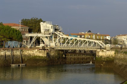 France, Charente-Maritime (17), La Rochelle, le pont à bascule à l'entrée de l'ancien Bassin des Chalutiers