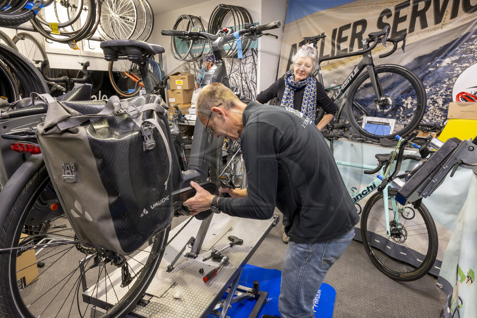 France, Vaucluse (84), Dentelles de Montmirail, Beaumes-de-Venise, atelier de réparation de vélos du magasin de cycles L' Etape du Ventoux