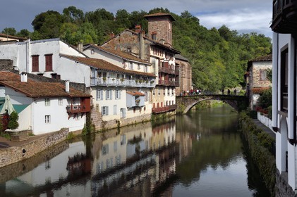 France, Pyrénées-Atlantiques (64), Pays-Basque, Saint-Jean-Pied-de-Port, le Pont Vieux sur la rivière Nive de Béhérobie et l'église de l'Assomption ou Notre-Dame du Bout du Pont
