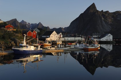 Norvège, Nordland, Iles Lofoten, Ile de Moskenes, port de pêche de Hamnoy près de Reine au soleil de minuit
