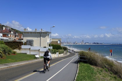 France, Seine-Maritime (76), la commune de Sainte-Adresse prolonge Le Havre par la côte, villas modernes