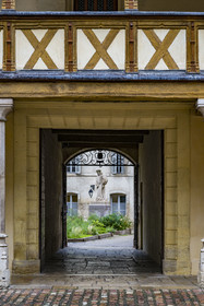 France, Côte-d'Or (21), Beaune, zone classée Patrimoine Mondial de l'UNESCO, Hospices de Beaune, l'Hôtel-Dieu, cour des Fondateurs, statue de Nicolas Rolin qui créa les hospices avec son épouse Guigone de Salins