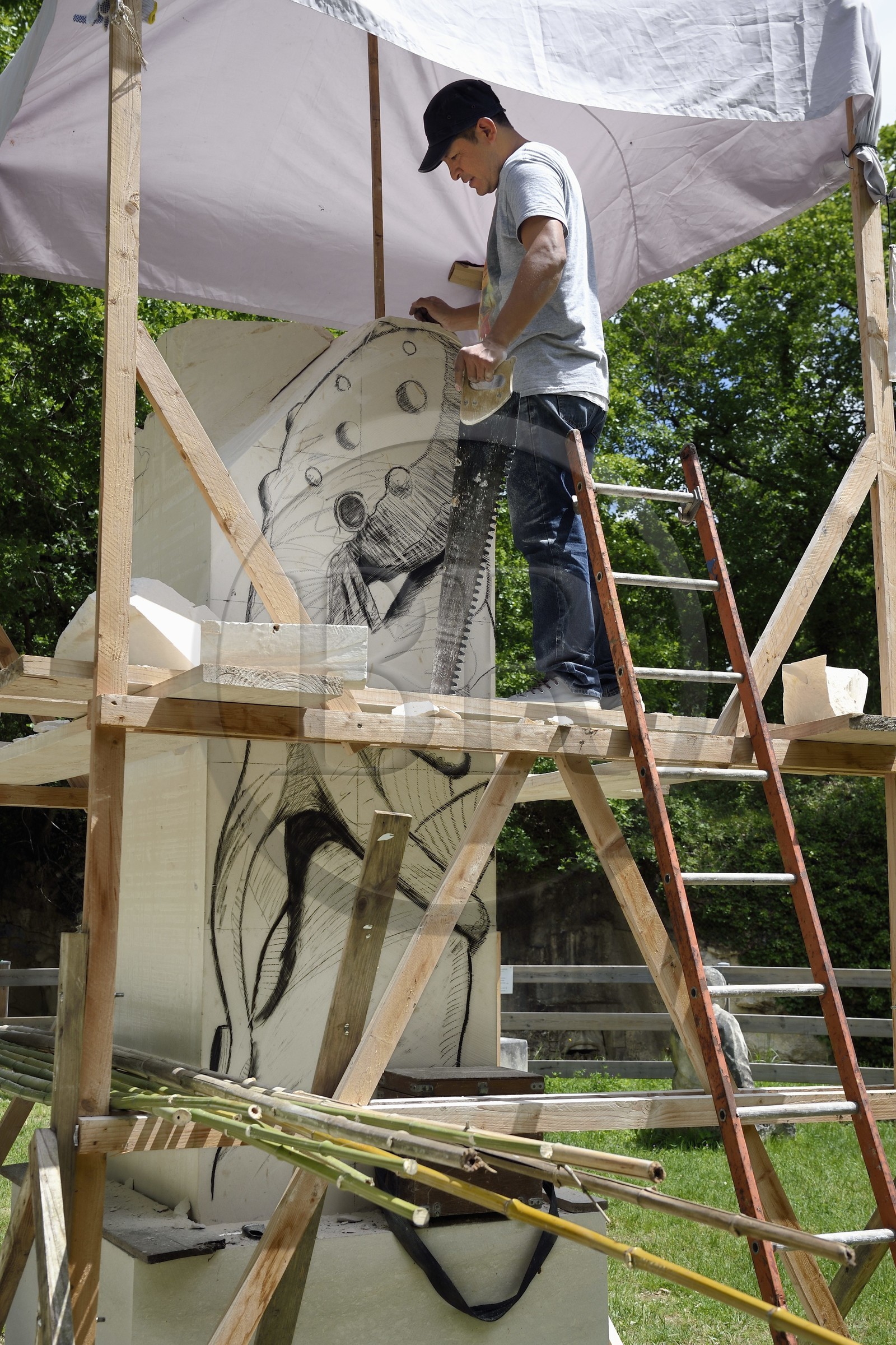 France, Charente-Maritime (17), Saintonge, Port-d'Envaux, Les Lapidiales crées par Alain Tenenbaum, Land art, sculptures à ciel ouvert dans l'ancienne carrière des Chabossières, le sculpteur mexicain Jesus Nonato au travail