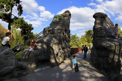 France, Paris (75), parc des Buttes Chaumont, la passerelle suspendue menant à l'île du parc surmontée du temple de la Sibylle construit en 1869 par l'architecte Gabriel Davioud