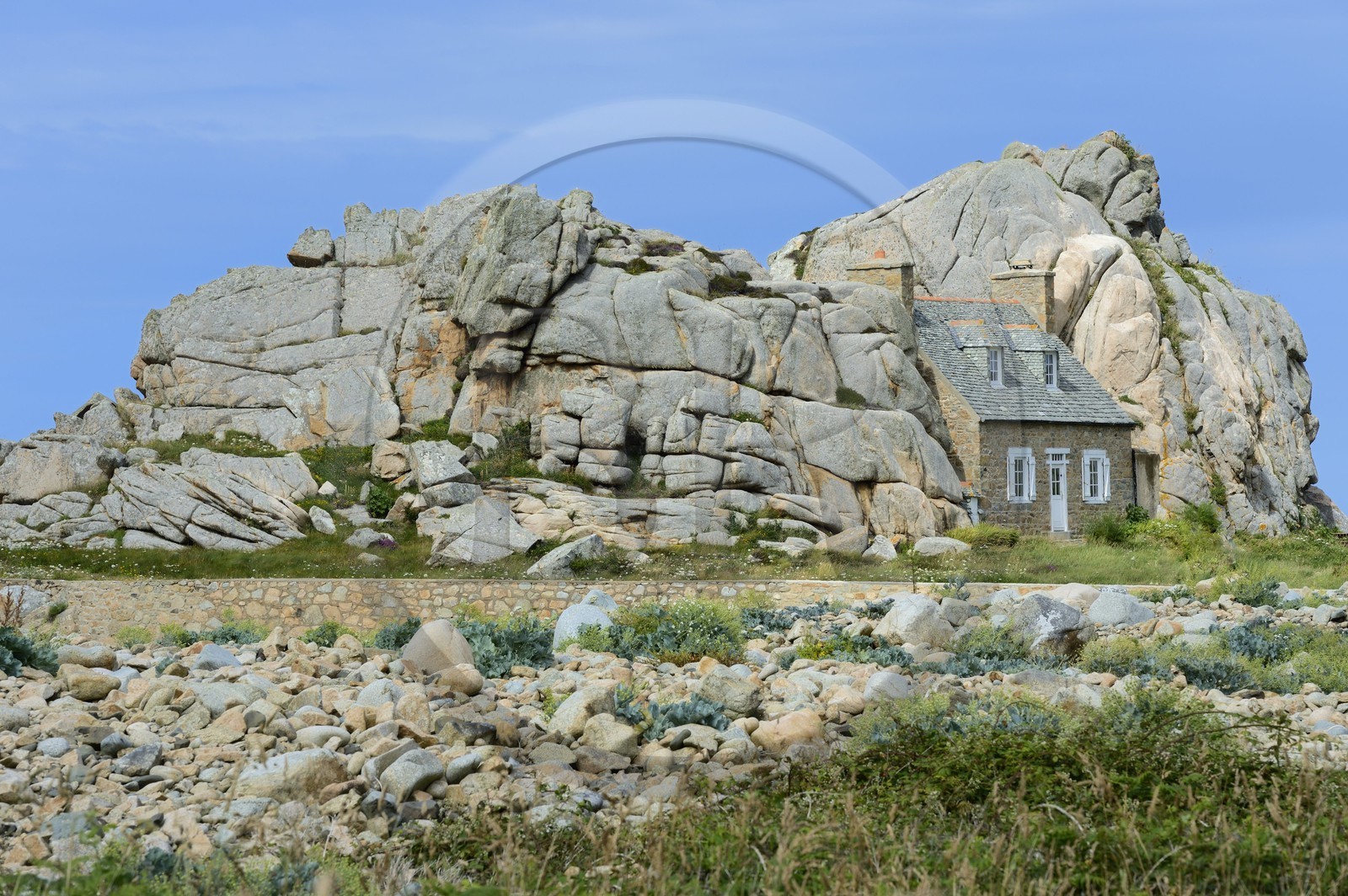 France, Côtes-d'Armor (22), Côte d'Ajoncs, Plougrescant, Anse de Pors Scaff, la petite maison de Castel Meur, toute représentation commerciale de cette maison est interdite
