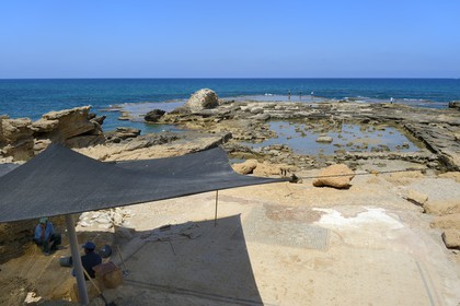 Israël, district d'Haifa, Césarée (Caesarea Maritima), ruines de Césarée, piscine de mer du Palais d'Hérode 1er Le Grand, fouilles archéologiques